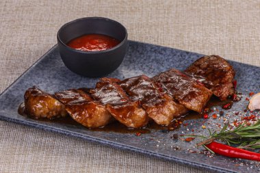 Domates soslu ve biberiyeli ızgara domuz eti.