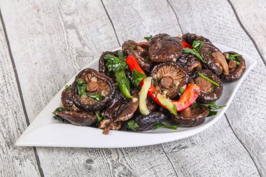 Baharatlı ve otlu terbiye edilmiş Shiitake mantarı.