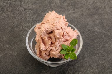 Karaciğer ezmesi kasede fesleğen yaprağı servis edilir.