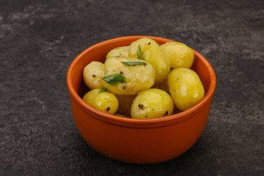 Kasede taze haşlanmış patates soğan servis edildi.