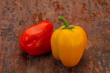 Olgun iki tatlı Bulgar dolma biberi