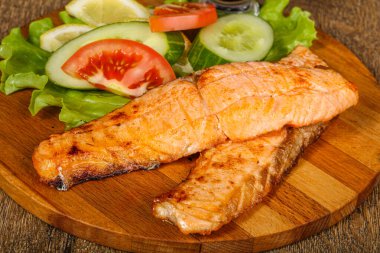 Izgara somon, sebze ve limon dilimi.