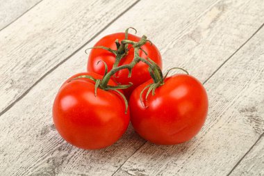 Kırmızı parlak olgun ve tatlı domates dalı