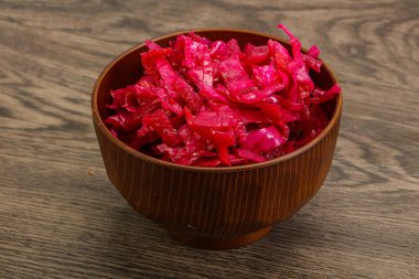 Kasede pancar kökü olan marine edilmiş kırmızı lahana.