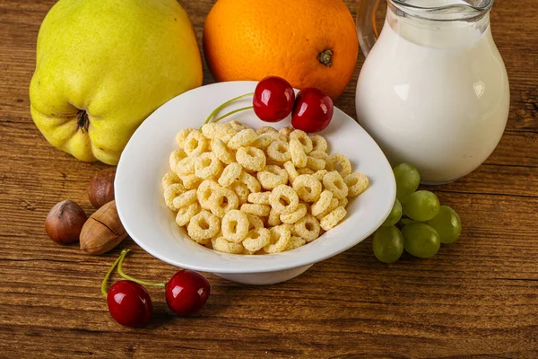 Frukost Med Majsringar Frukt Och Mjölk — Stockfoto