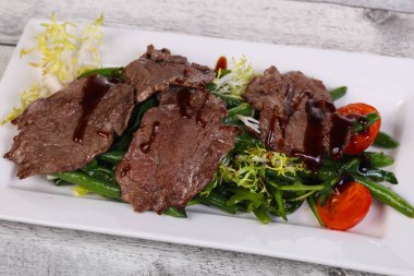 Yeşil fasulye ve kiraz domatesli biftek salatası.