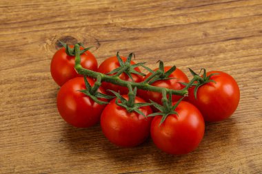 Taze olgun domates dalıyla izole edilmiş.