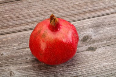 Taze, sulu ve tatlı nar meyvesi.