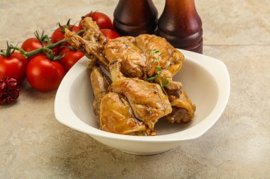 Tatlı ve baharatlı soslu tavşan yahnisi.