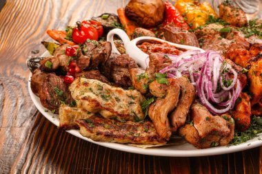 Biftek, domuz eti, kuzu eti ve tavuk karışımı.