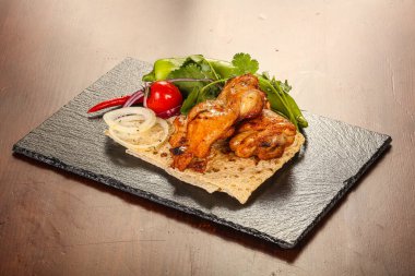 Tavuk şiş kebap. Sebze ve soğan servis edildi. 