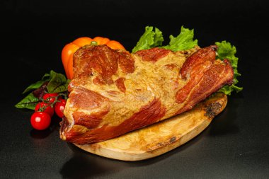 Atıştırmalık olarak nefis füme domuz eti.