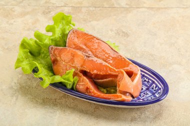 İki pembe somon balığı bifteği. Salata yaprağı.