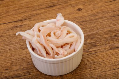 Lezzetli marine edilmiş mürekkep balığı kasede atıştırmalık parçalar.