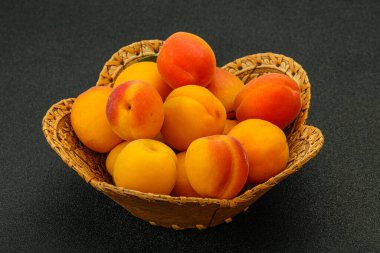 Taze, tatlı, birkaç kayısı meyvesi.