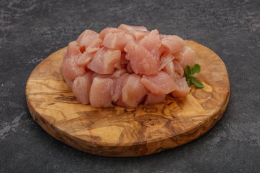 Pişirmek için çiğ tavuk göğsü.