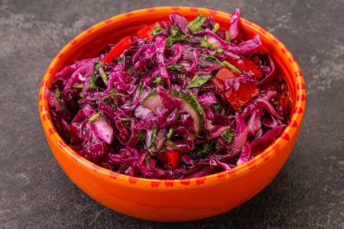 Bitki ve baharatlı kırmızı lahana turşusu