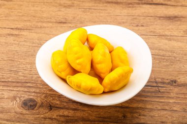 Kasede marine edilmiş bebek pastaları var.