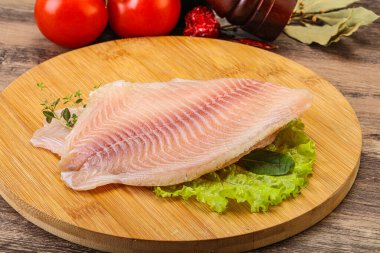 Pişirmek için çiğ tilapia balığı filetosu.
