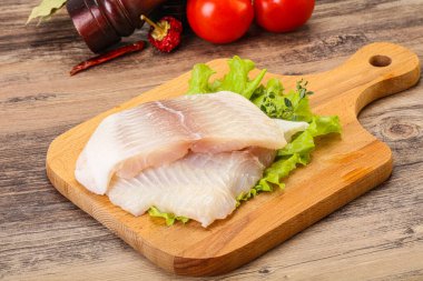 Pişirmek için çiğ pangasius fileto balığı.