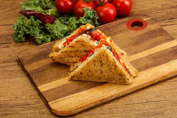 Sandwich Vegetariano Club Con Berenjena Queso — Foto de Stock