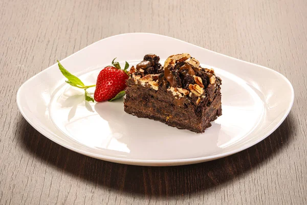 布朗尼巧克力蛋糕 坚果配草莓 — 图库照片