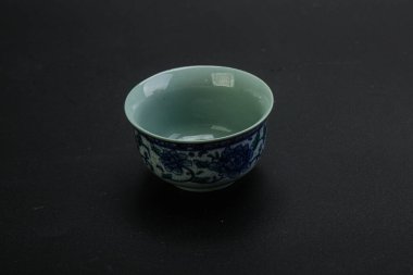 Çay için boş Çin bardağını temizle.