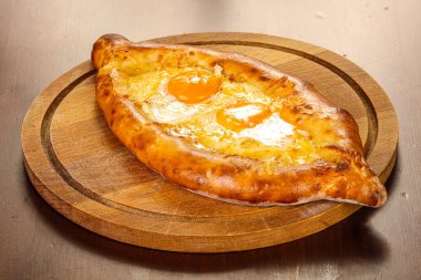 Geleneksel Gürcistan mutfağı peynirli Adjarian Khachapuri 