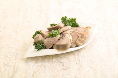 Dilimlenmiş domuz dili aperatifi. Fesleğen servis edildi.