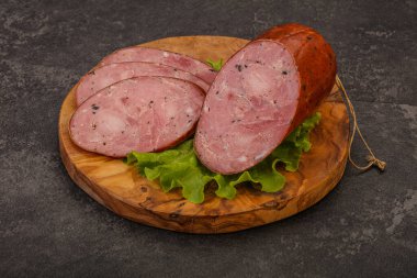 Baharatlı ve otlu füme jambon.