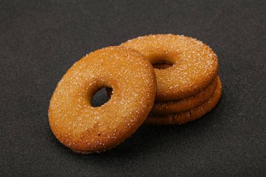 Tatlı ve çıtır çıtır zencefilli kurabiye yığını