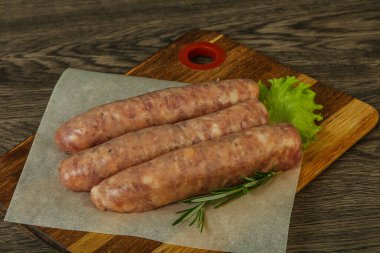 Biberiyeli ızgara için çiğ domuz eti sosisi.