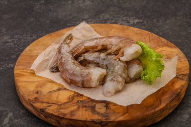 Çiğ kaplan karides yığını yemek için.