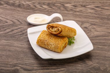 Ekşi kremalı krep.