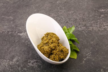 Fesleğen ve sedir fıstıklı yeşil sos sosu.