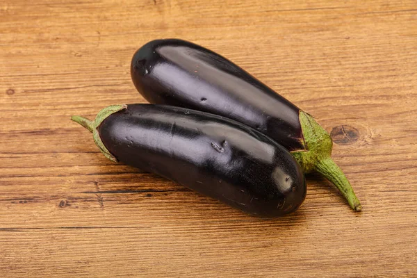 Deux Aubergines Crues Mûres Isolées Pour Cuisson — Photo