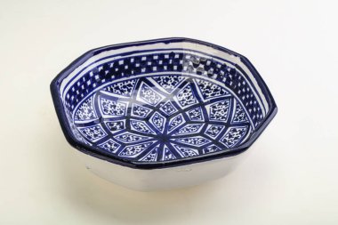 Mutfak için renkli boş kase izole