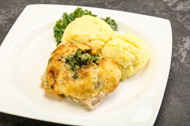 Patates püresi ve peynirli kızarmış pangasius fileto.