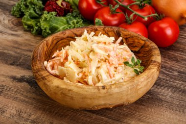 Lahana ve havuçlu vejetaryen lahana salatası.