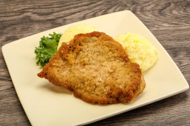 Kızarmış tavuk göğsü şnitzel ve patates püresi.