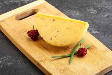 Cevizli sert peynir tuğlası.