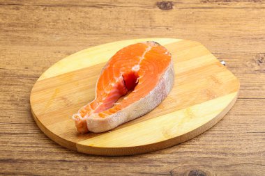 Pişirmek için çiğ somon bifteği.