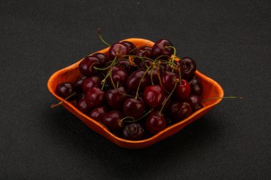 Sepette olgun kuş kirazı