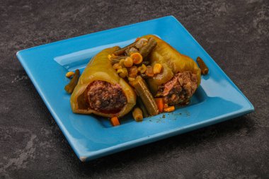 Doldurulmuş dolma dolma biber, et ve pilav.