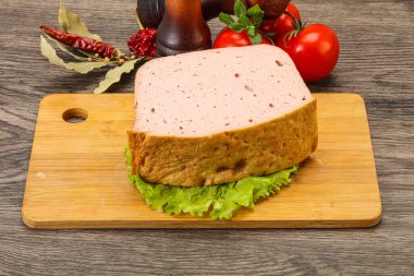 Ev yapımı geleneksel rulo köfte.