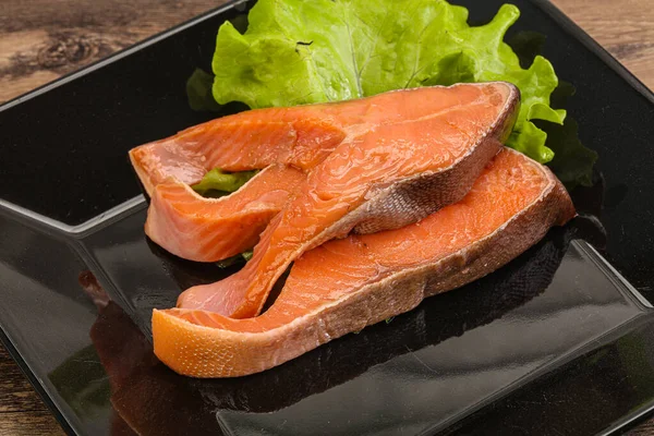 Due Bistecche Salmone Rosa Servono Foglie Insalata — Foto Stock