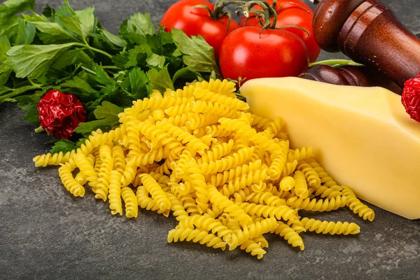 Raw Italian Pasta Fusilli Приготування Їжі Овочами — стокове фото