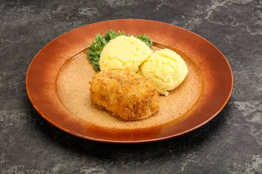 Patates püresiyle doğranmış etten çıtır tavuk pirzolası.