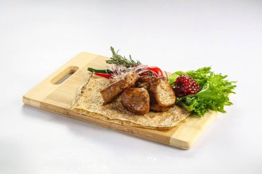 Güvertede domuz eti kebabı. Salata kaldı.