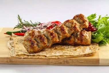 Kıymalı et kebabı ızgara ızgara şiş kebap.
